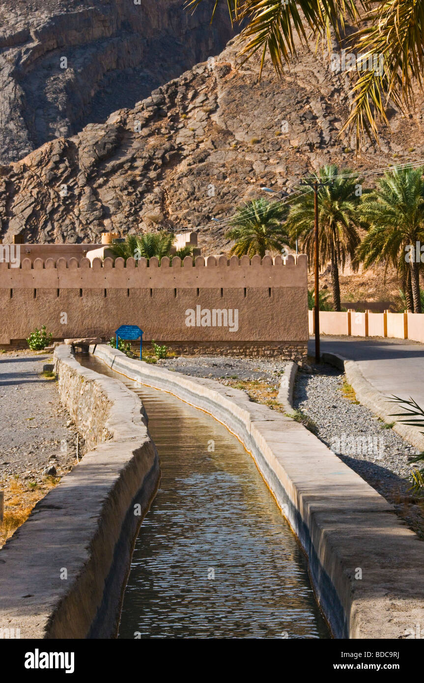 Dorf von Birkat Al Mawz und Festung Bait Al Radidah am Eingang des Jabal el Akhdar, Dhakiliya Region, das Sultanat von Oman Stockfoto
