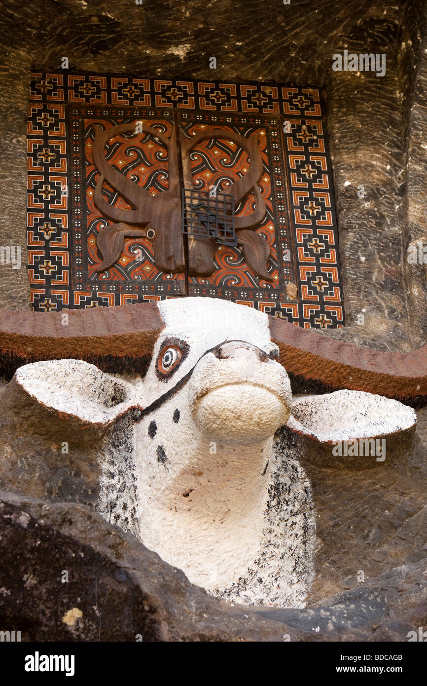 Indonesien Sulawesi Tana Toraja Lokomata traditionelle Höhle Gräber in Boulder mit Bullock Kopfschmuck schneiden Stockfoto