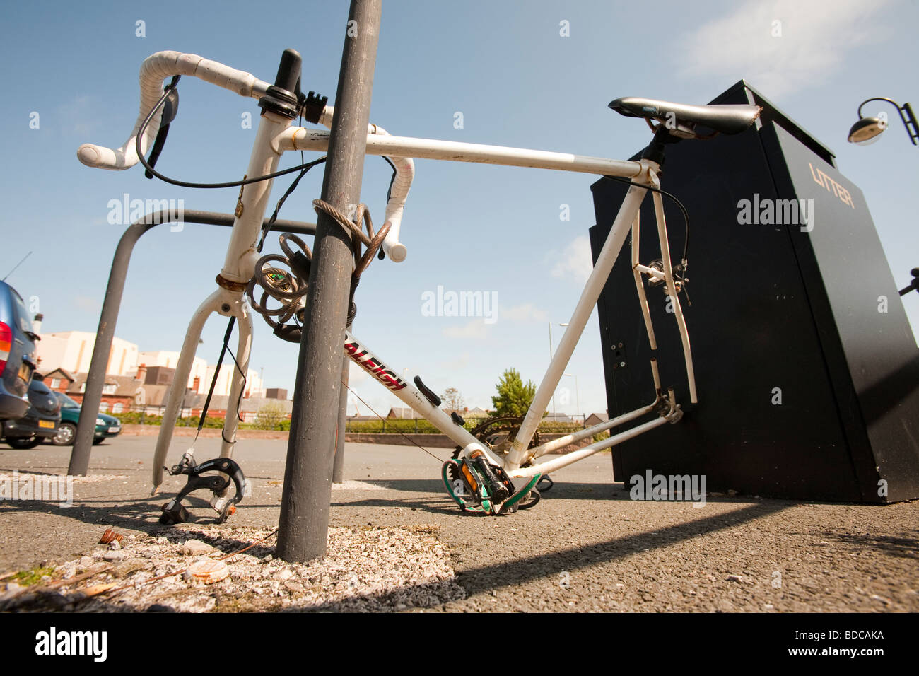 Ein Vorhängeschloss Fahrrad, das mit seiner Räder gestohlen in Barrow in Furness Cumbria UK verwüstet worden Stockfoto