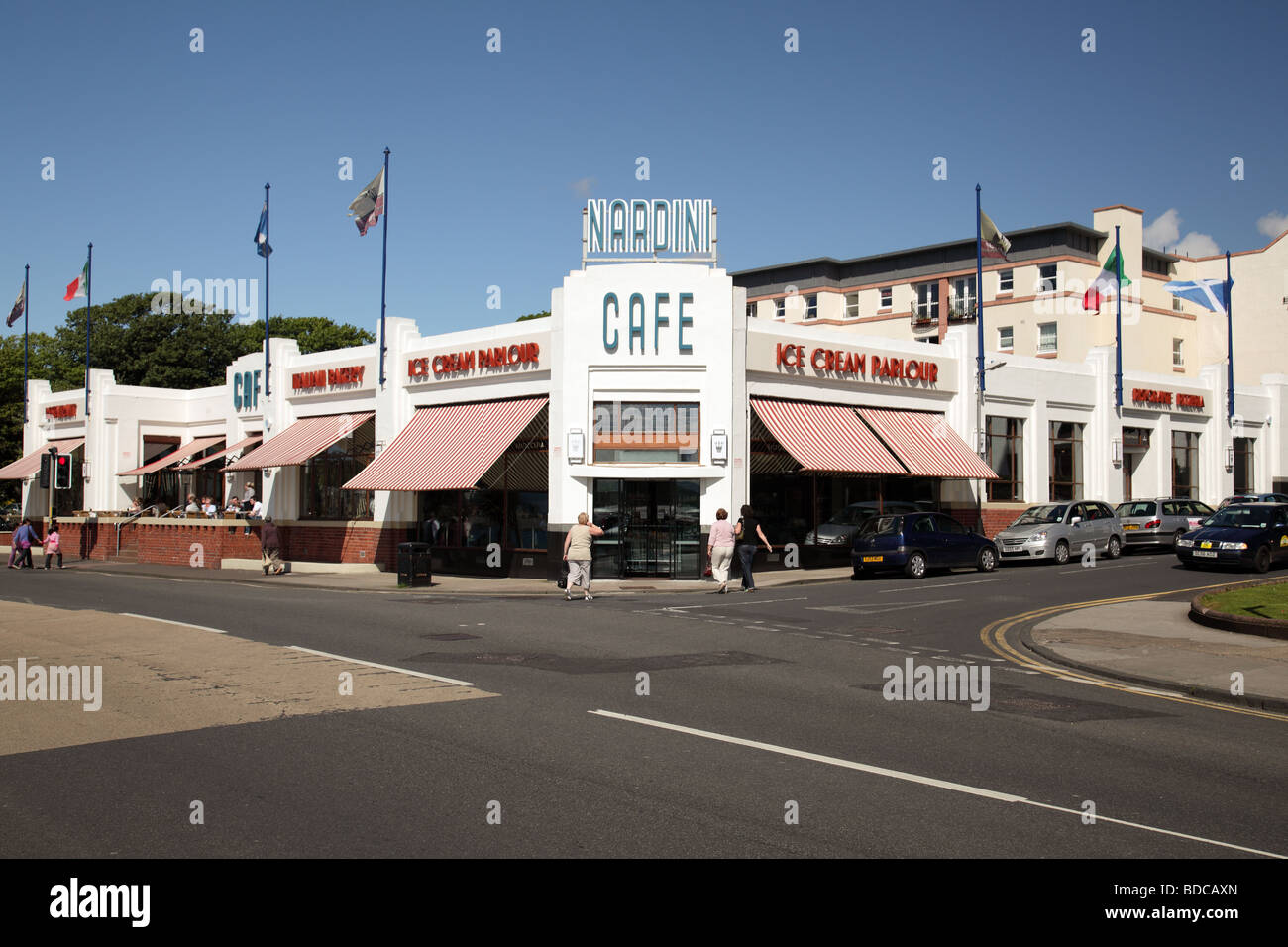 Nardini des berühmten Cafe und Eisdiele in warmen sonnigen Wetter, Largs, North Ayrshire, Schottland, UK Stockfoto