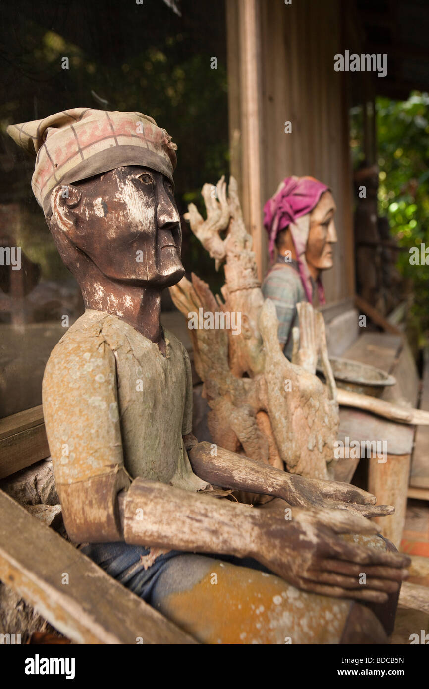 Indonesien Sulawesi Tana Toraja Kete Kesu Tau Tau Bildnis Zahlen außerhalb Souvenir-shop Stockfoto