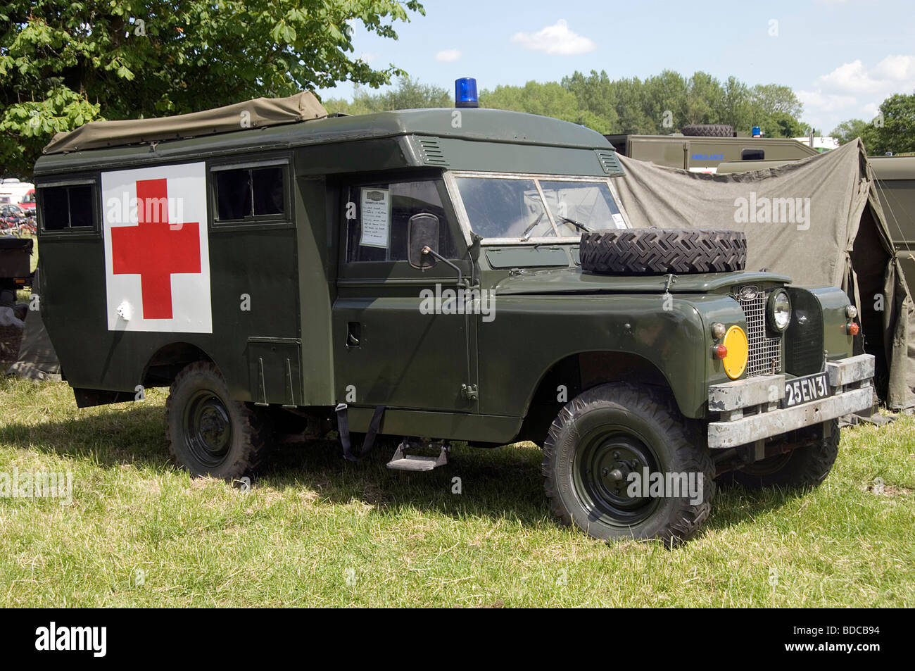 Land Rover erste Hilfe Fahrzeug vom Straße militärischer eintönig grün Krankenwagen Rotes Kreuz Feldlazarett Krankenwagen Sanitäter medizinischen Armeekorps Stockfoto