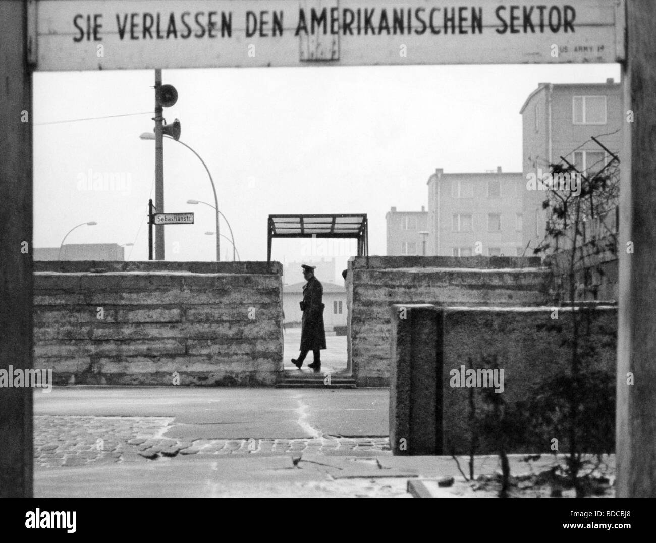 Geografie/Reisen, Deutschland, Berlin, Mauer, Kontrollpunkt Sebastianstraße, Sentry of East German Border Troops, Mitte der 1960er Jahre, Stockfoto