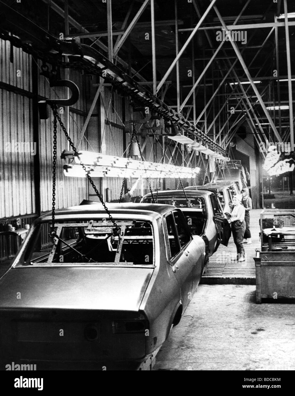 Industrie, Automobilindustrie, Dacia, Lackierung von Fahrzeugbauarten in Fließbeinen, Rumänien, 1950er/1960er Jahre, Stockfoto