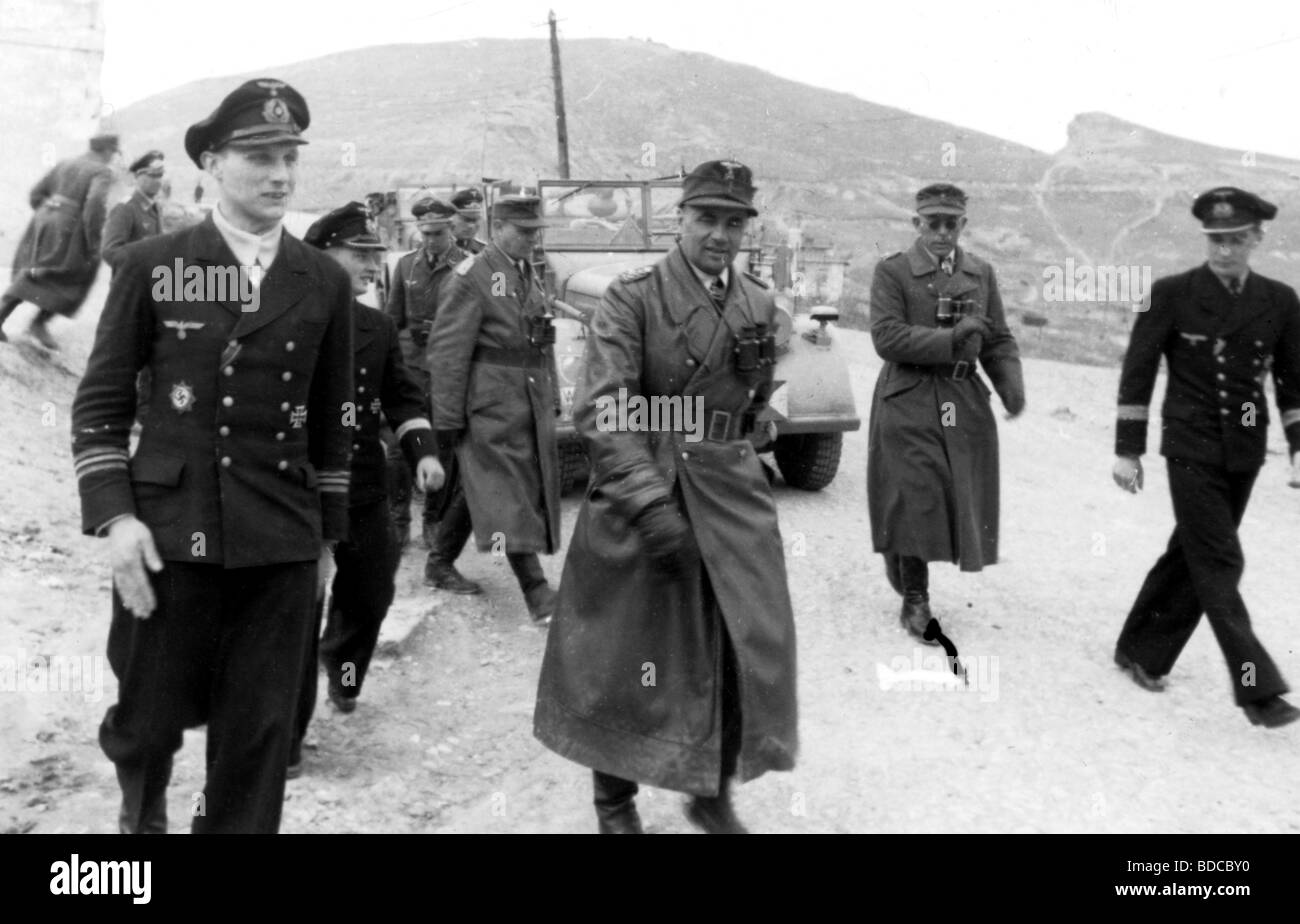 Ereignisse, Zweiter Weltkrieg / Zweiter Weltkrieg, Russland 1944 / 1945, Krim, General Richard Reimann, Kommandeur des 1. Deutschen Flugabwehrcorps (I. Flak Korps), bei einem Besuch einer Flugabwehrpistole in der Nähe von Sewastopol, Frühjahr 1944, hinter ihm, mit Sonnenbrille, General Wolfgang Pickert, AA, Wehrmacht, Drittes Reich, Militär, 20. Jahrhundert, historisch, historisch, Ostfront, UdSSR, Sowjetunion, Luftwaffe, Antiflugzeuge, Soldaten, Offiziere, Generäle, Uniform, Uniformen, Halter, Halter des Kreuzes, Empfänger, 40er Jahre, Empfänger, Personen Stockfoto