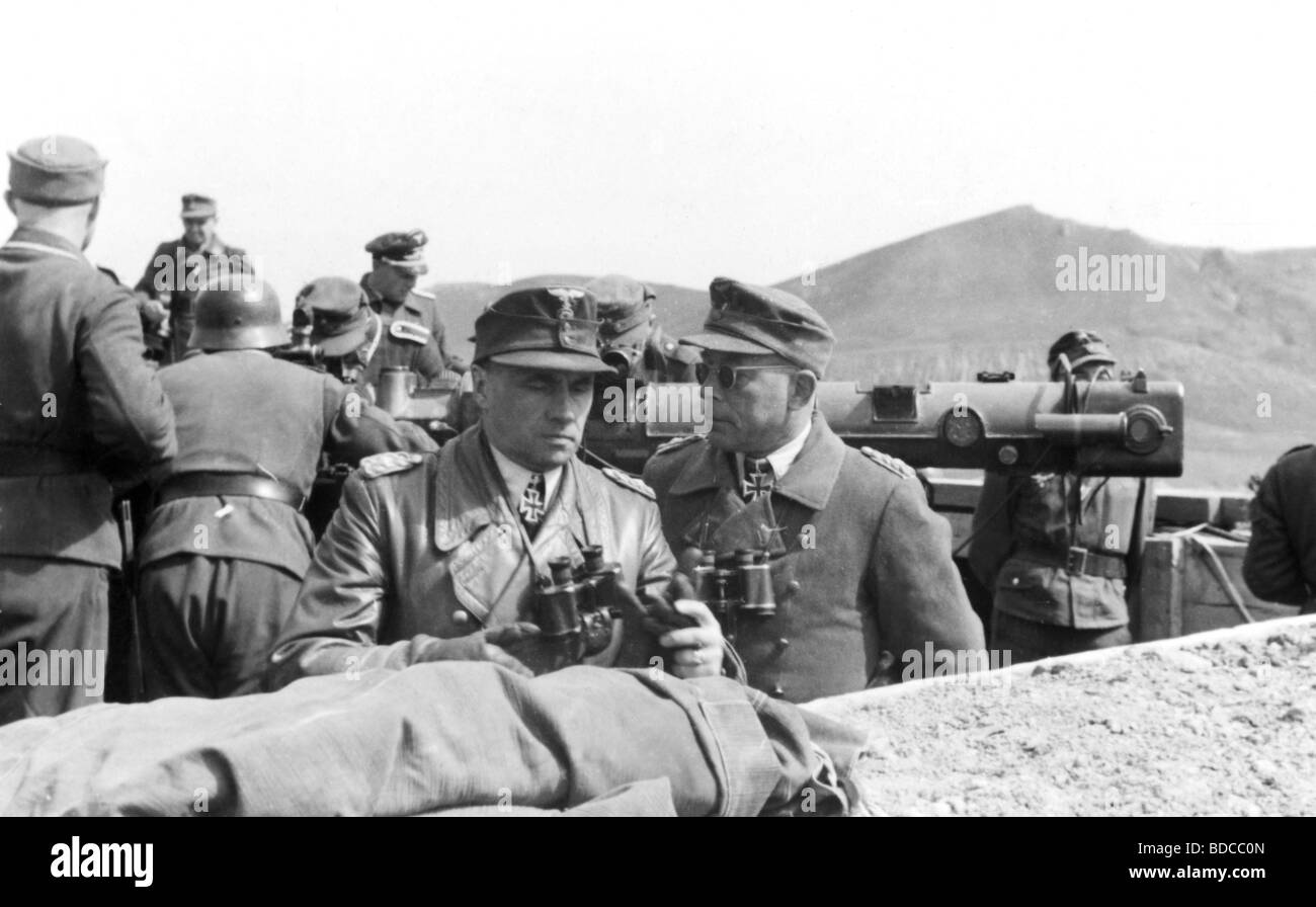 Ereignisse, Zweiter Weltkrieg / Zweiter Weltkrieg, Russland 1944 / 1945, Krim, General Richard Reimann, Kommandeur des 1. Deutschen Flugabwehrcorps (I. Flak Korps), bei einem Besuch einer Flugabwehrbewaffnung in der Nähe von Sewastopol, Frühjahr 1944, neben ihm, mit Sonnenbrille, General Wolfgang Pickert, AA, Wehrmacht, Drittes Reich, Militär, 20. Jahrhundert, historisch, historisch, Ostfront, UdSSR, Sowjetunion, Luftwaffe, Antiflugzeuge, Soldaten, Offiziere, Generäle, Uniform, Uniformen, Halter, Halter des Ritterkreuzes, Entfernungsmesser, Ausrüstung Entfernungsmesser, Empfänger, Stockfoto