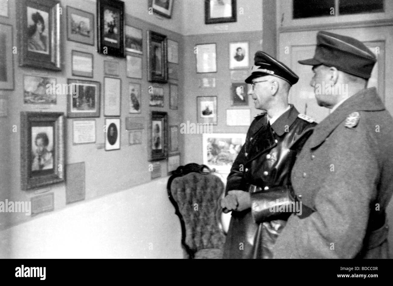 Ereignisse, Zweiter Weltkrieg / Zweiter Weltkrieg, Russland 1944 / 1945, Krim, General Richard Reimann (rechts), Kommandeur des 1. Deutschen Flugabwehrcorps (I. Flak Korps), Besuch eines Museums in Simferopol, Frühjahr 1944, AA, Wehrmacht, Drittes Reich, Militär, 20. Jahrhundert, historisch, historisch, Ostfront, UdSSR, Sowjetunion, Luftwaffe, Flugzeuge, Soldaten, Offiziere, Generäle, Uniform, Uniformen, Inhaber, Inhaber des Ritterkreuzes, Besuch, Ukraine, Bilder, deutsche Besatzung, Empfänger, Empfänger, Personen, vierziger Jahre, Stockfoto