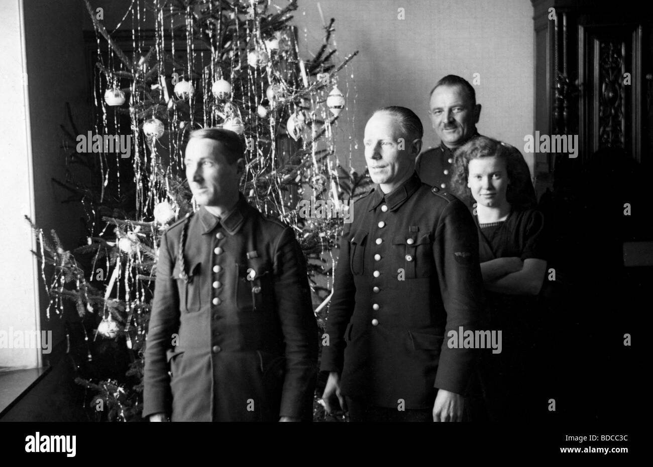 Popple, Männer, vierziger Jahre, Deutschland, deutsche Bahnangestellte vor einem Weihnachtsbaum, 24.12.1940, Stockfoto