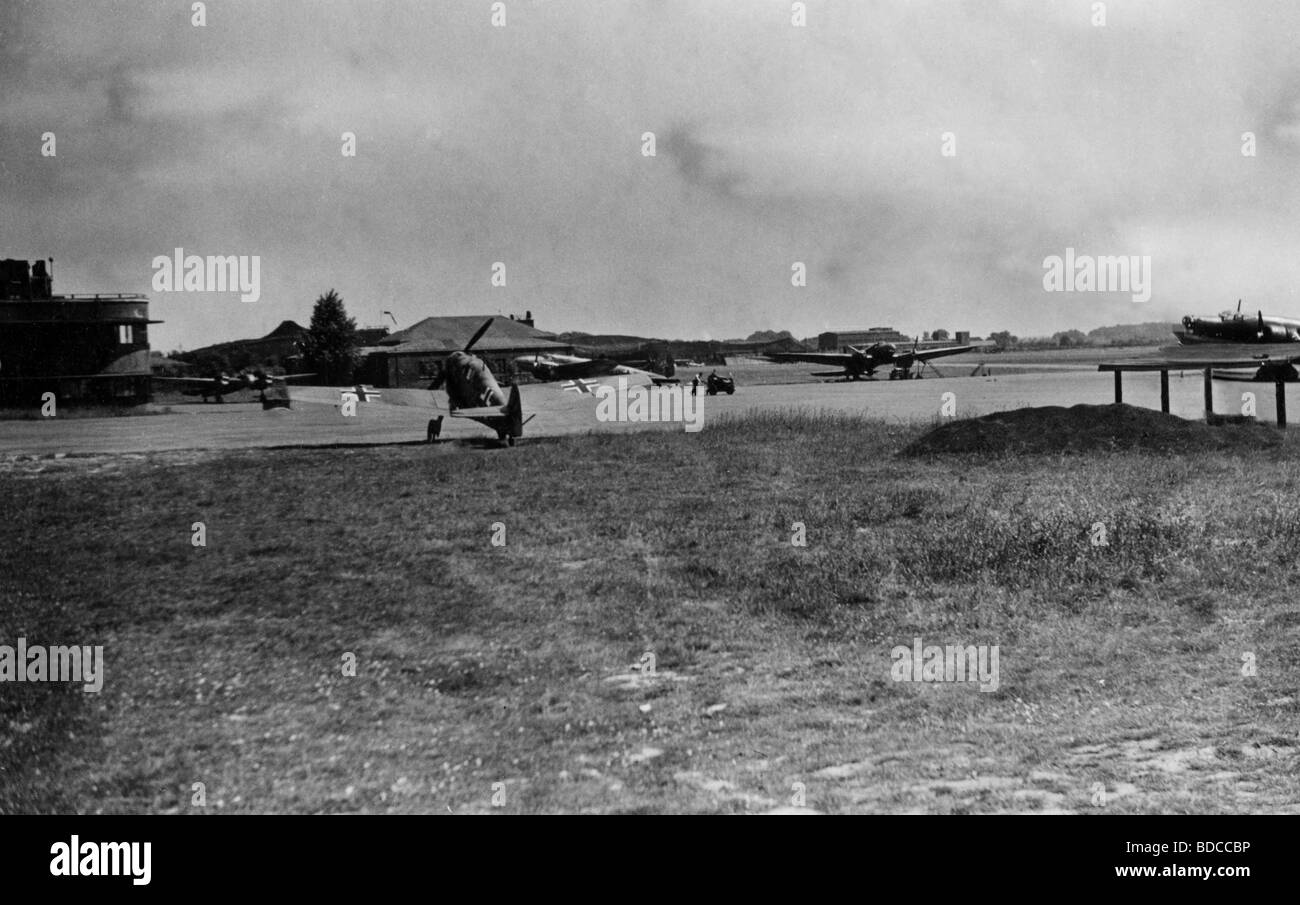 Transport/Transport, Luftfahrt, Flughäfen, Militärflugplatz, Deutschland, ca. 1940, Flugzeuge, Messerschmitt Bf 109, Nazi-Deutschland, Drittes Reich, Luftwaffe, Wehrmacht, 20. Jahrhundert, historisch, Historisch, Me, 40er Jahre, Menschen, Stockfoto