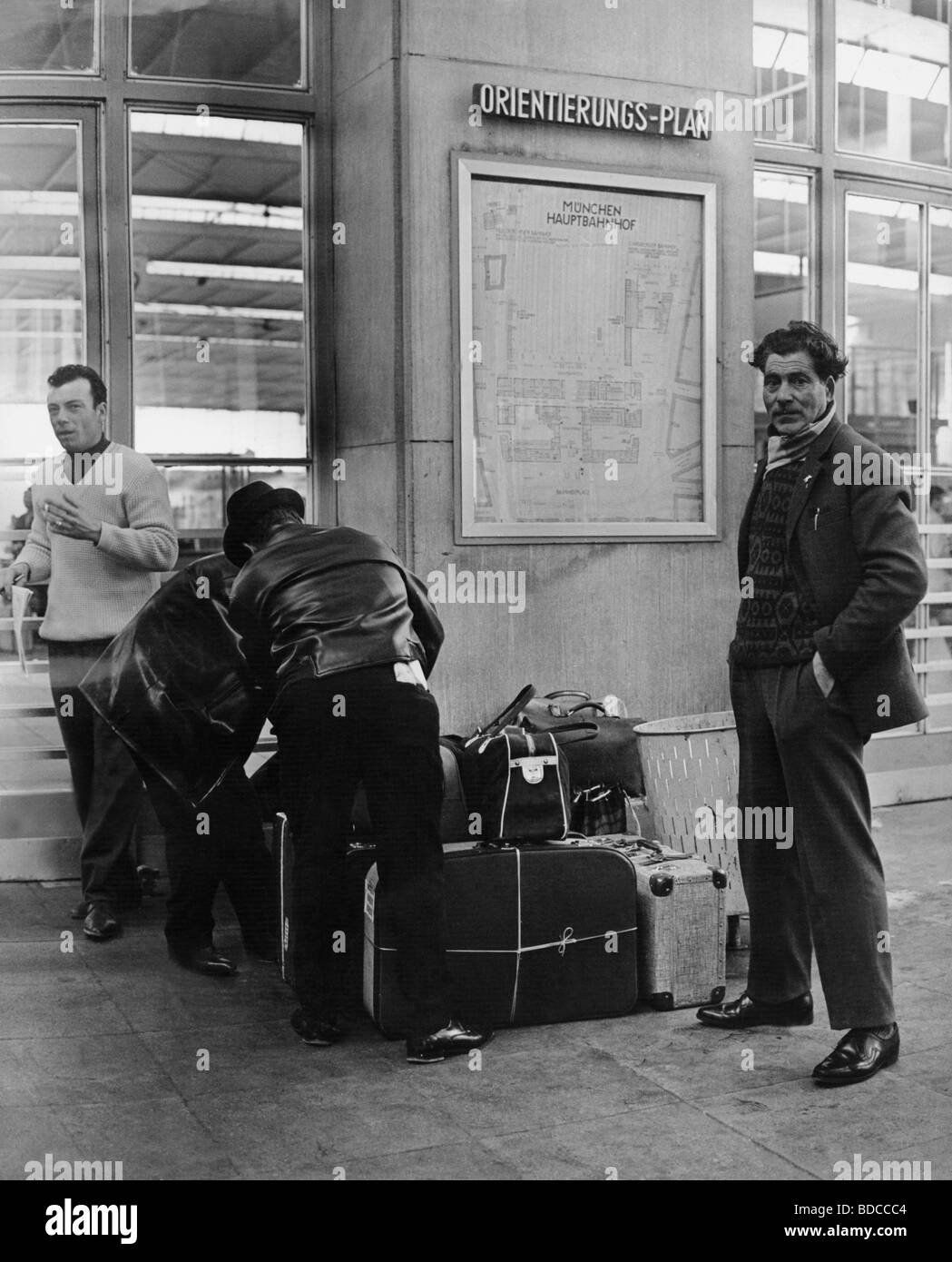 Geografie/Reisen, Deutschland, München, Menschen, griechische Gastarbeiter vor einer Orientierungskarte am Hauptbahnhof, 1965, Stockfoto