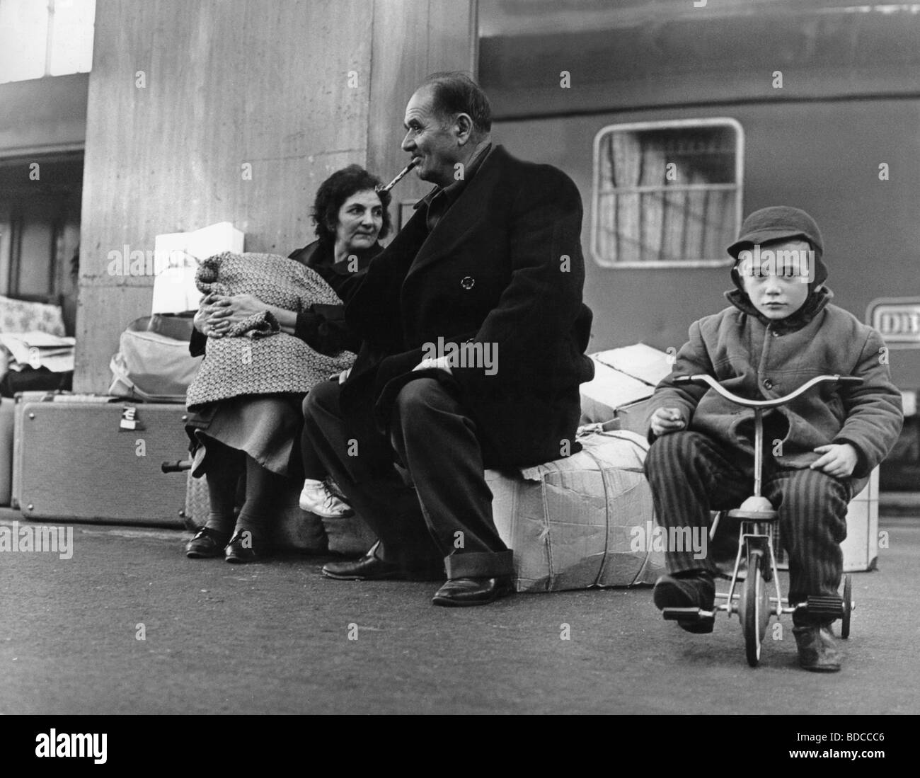 Geografie/Reisen, Deutschland, München, Menschen, griechische Gastarbeiter am Hauptbahnhof, 1965, Stockfoto