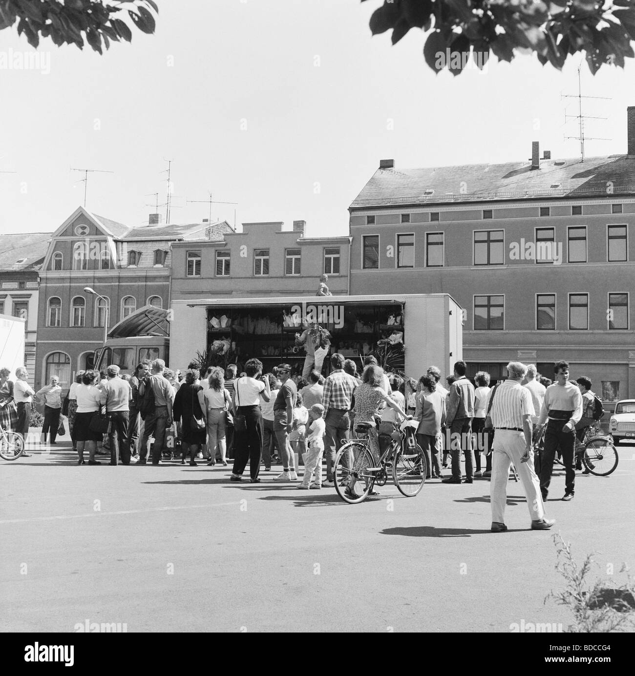 Geografie/Reisen, Deutschland, DDR, Blumenhändler im Zentrum von Stendal, Anfang Mai 1990, Stockfoto