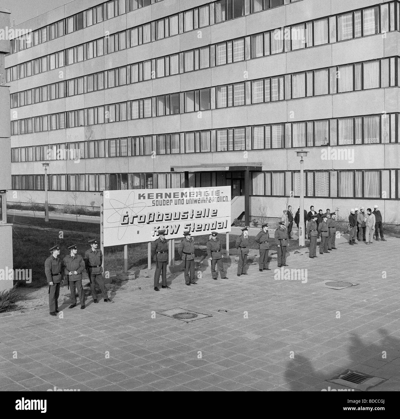 Geografie/Reisen, Deutschland, DDR, Anti-Atomkraft-Bewegung, Polizisten schützen Baustelle des Kernkraftwerks Stendal, 11.3.1990, Stockfoto