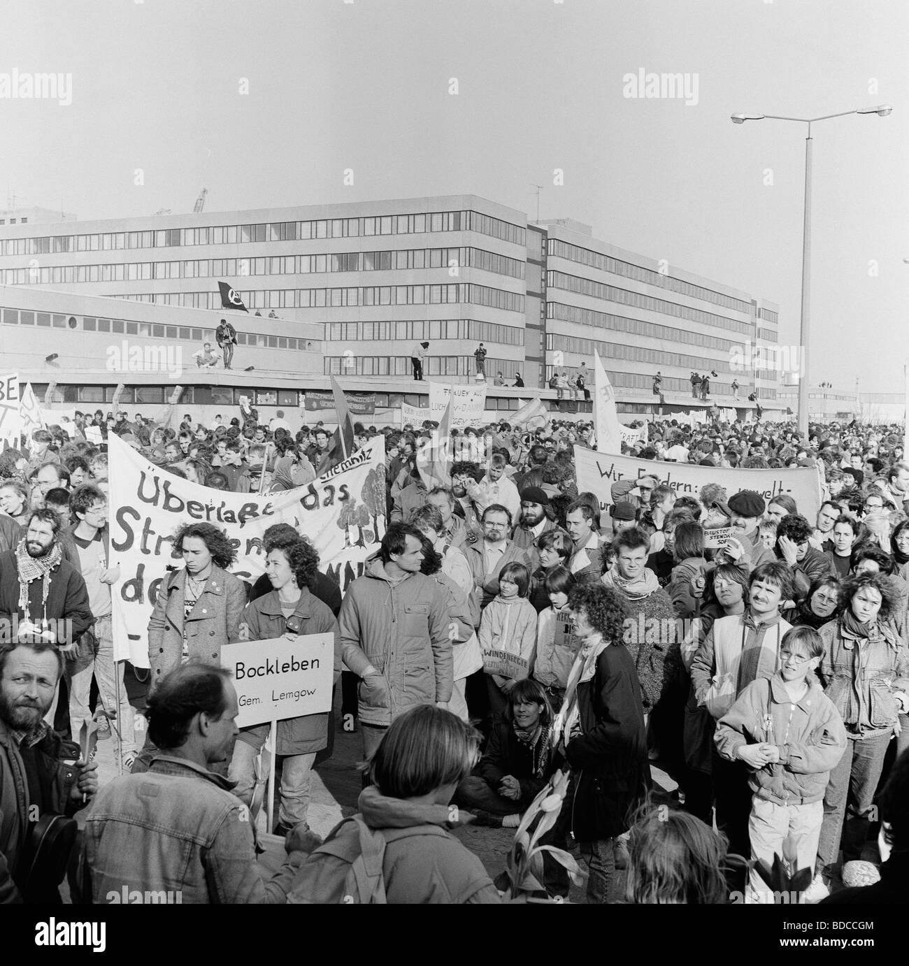 Geographie/Reisen, Deutschland, DDR, Anti-Atomkraft-Bewegung, Demonstration Ost- und Westdeutscher gegen das Kernkraftwerk Stendal, 11.3.1990, Stockfoto