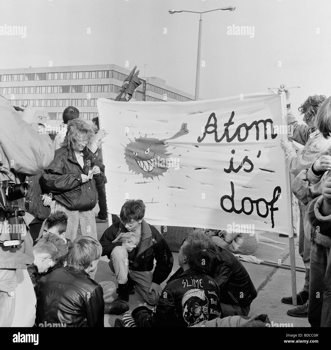 Geographie/Reisen, Deutschland, DDR, Anti-Atomkraft-Bewegung, Demonstration Ost- und Westdeutscher gegen das Kernkraftwerk Stendal, 11.3.1990, Stockfoto