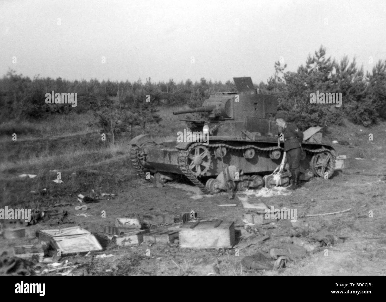 Ereignisse, Zweiter Weltkrieg/zweiter Weltkrieg, Russland 1941, Sowjetzolte nach deutschem luftangriff zwischen Bialystok und Vaukavysk, Juli 1941, Soldaten der Wehrmacht, die verlassenen sowjetischen leichten Panzer T-26 inspizieren, Stockfoto