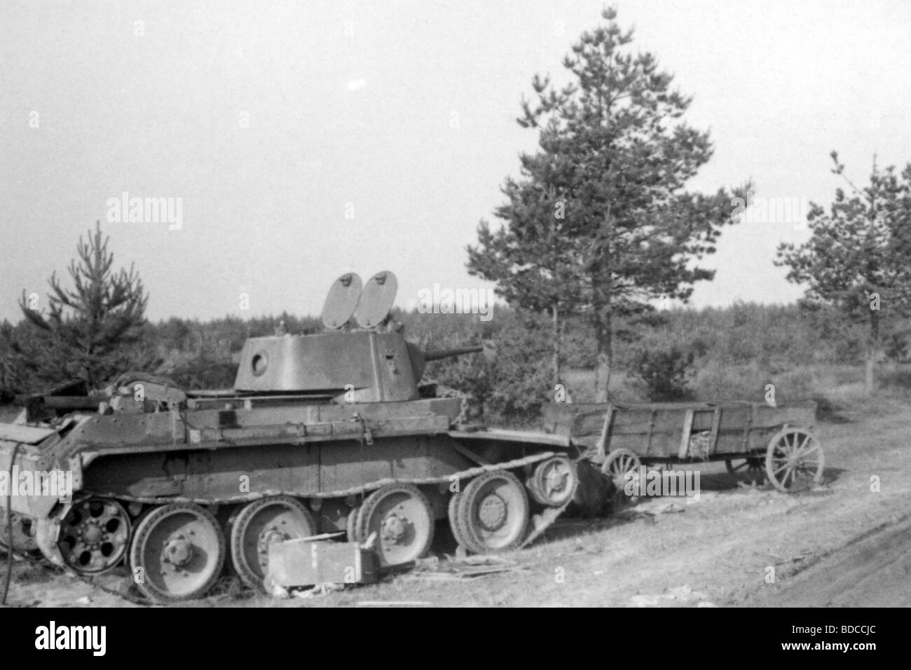 Ereignisse, Zweiter Weltkrieg/zweiter Weltkrieg, Russland 1941, Sowjetsäule nach dem deutschen luftangriff zwischen Bialystok und Vaukavysk, Juli 1941, aufgegeben sowjetischen Panzer BT-7, Stockfoto