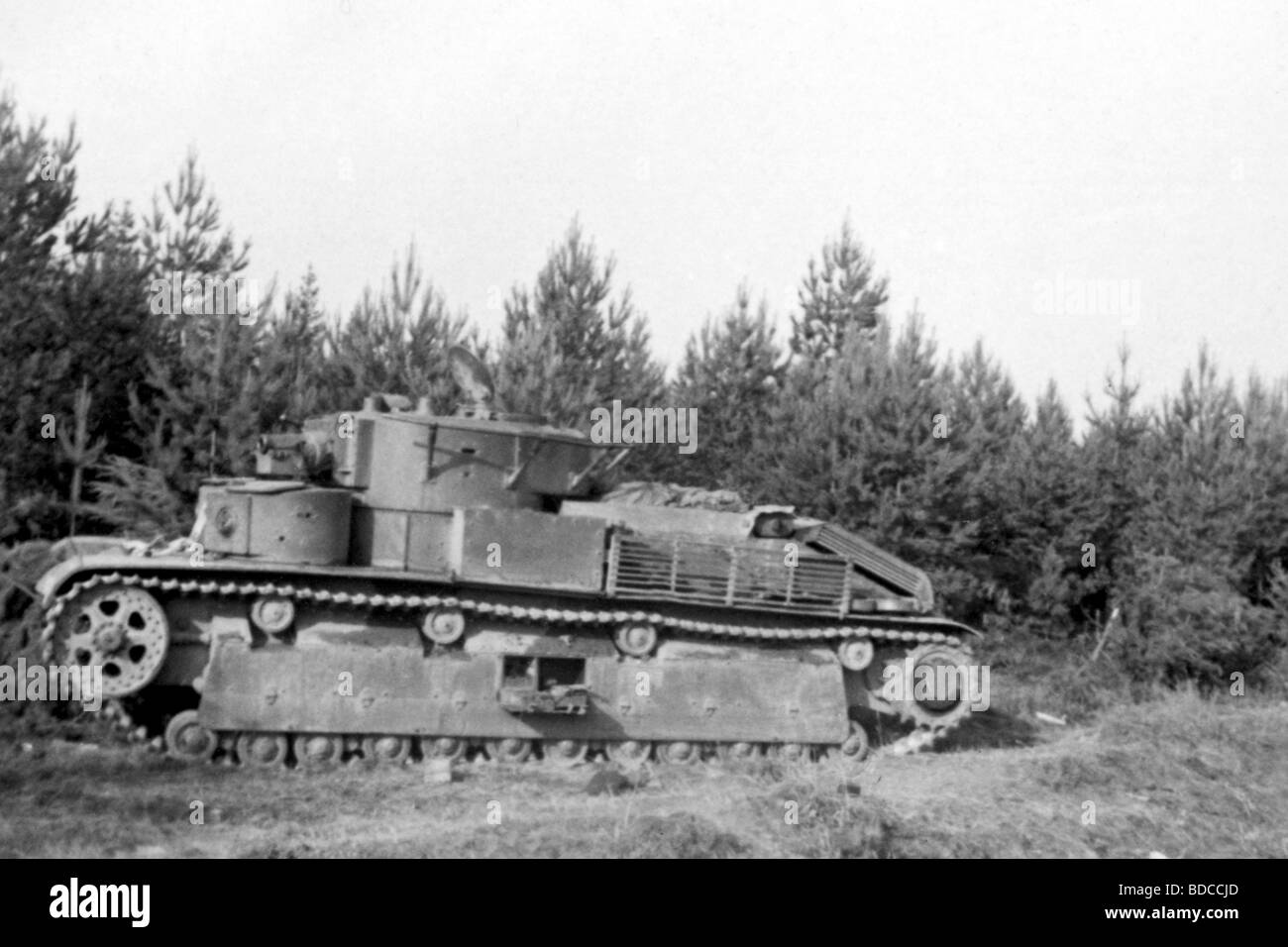 Ereignisse, Zweiter Weltkrieg/zweiter Weltkrieg, Russland 1941, Sowjetzäule nach dem deutschen luftangriff zwischen Bialystok und Vaukavysk, Juli 1941, verlassenen sowjetischen T-28-Panzer, Stockfoto