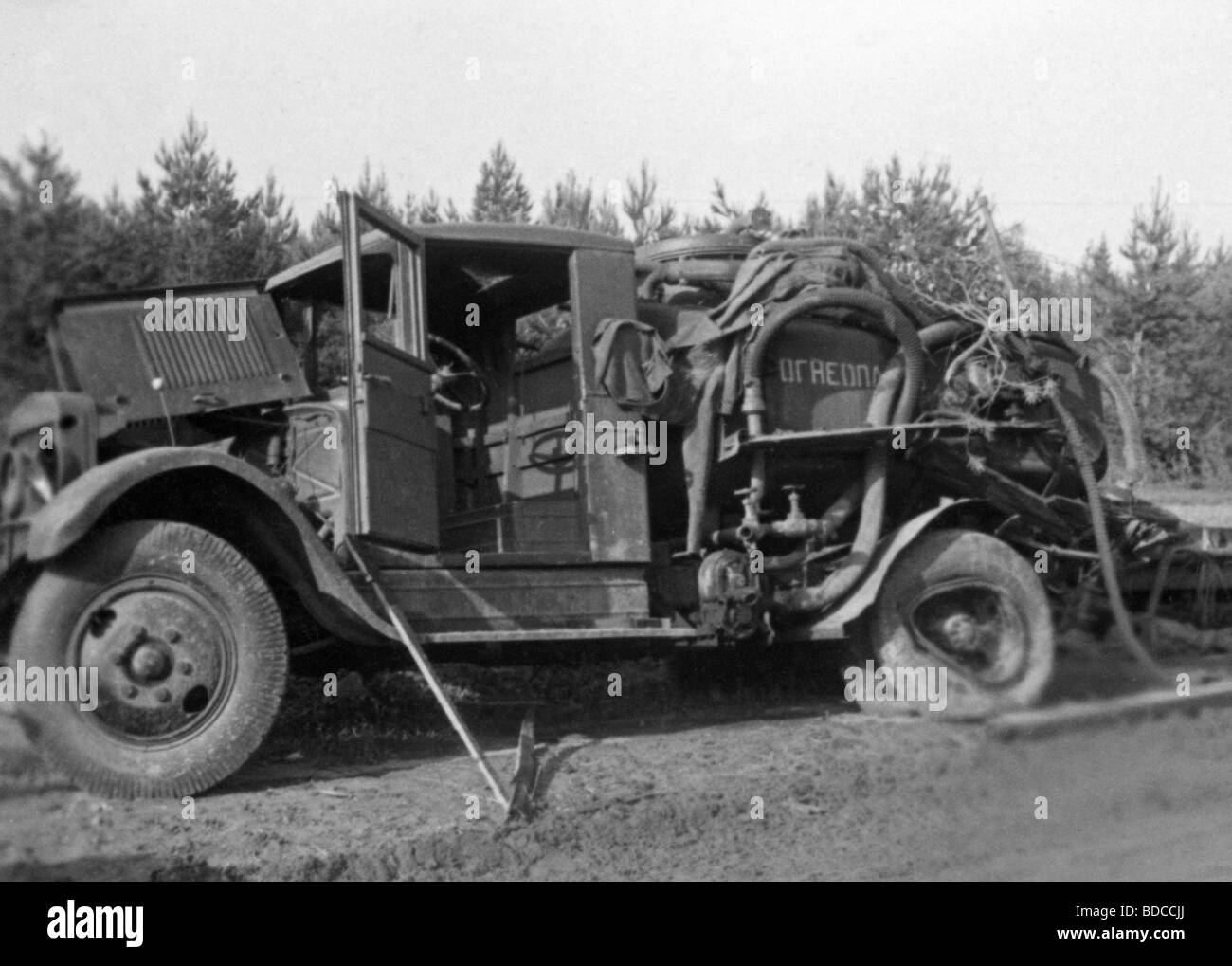 Ereignisse, Zweiter Weltkrieg/zweiter Weltkrieg, Russland 1941, Sowjetrepalte nach dem deutschen luftangriff zwischen Bialystok und Vaukavysk, Juli 1941, zerstörte sowjetischen Tanklaster, Stockfoto