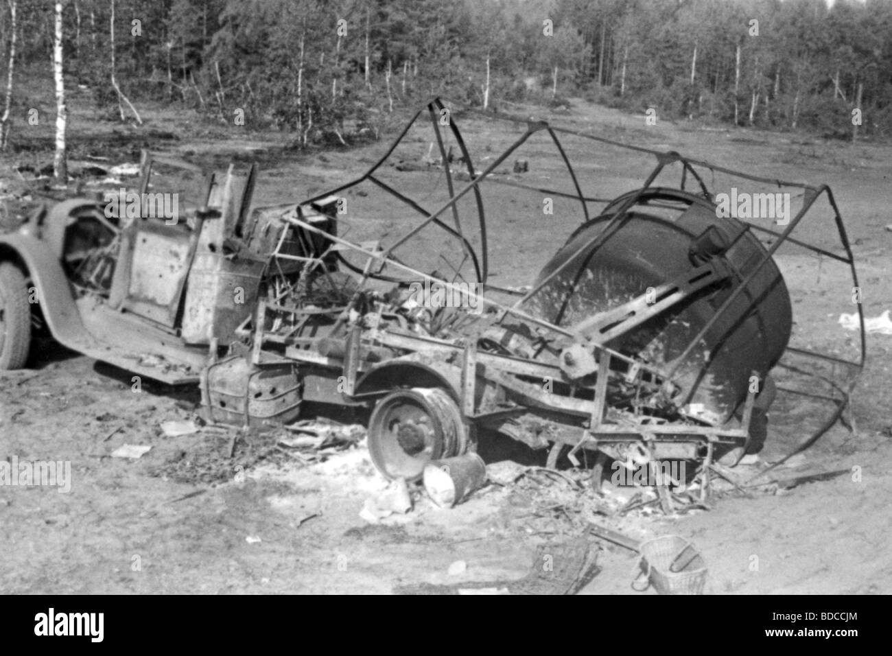 Ereignisse, Zweiter Weltkrieg/zweiter Weltkrieg, Russland 1941, Sowjetzäule nach dem deutschen luftangriff zwischen Bialystok und Vaukavysk, Juli 1941, zerstörte sowjetischen Lastkraftwagen mit Suchscheinwerfer gegen Flugzeuge, Stockfoto