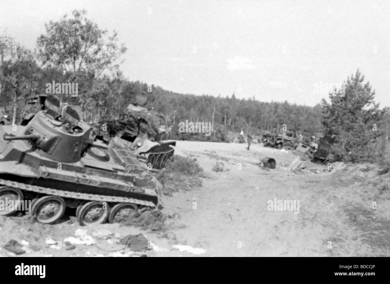 Ereignisse, Zweiter Weltkrieg/zweiter Weltkrieg, Russland 1941, Sowjetzäule nach dem deutschen luftangriff zwischen Bialystok und Vaukavysk, Juli 1941, zerstörte Lastwagen und Panzer, im Vordergrund ein BT-7-Schnelltank, Stockfoto