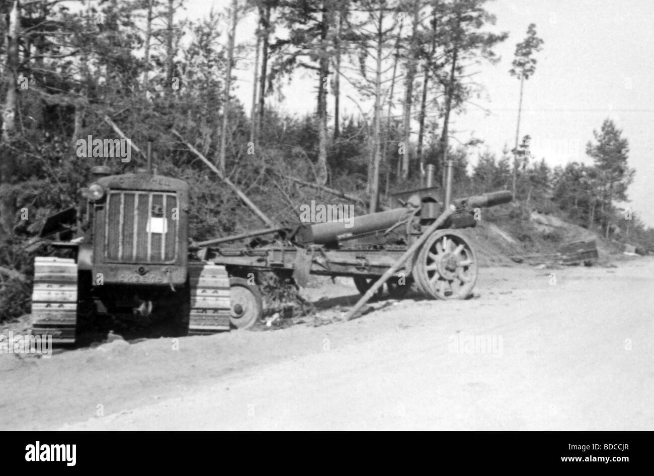 Ereignisse, Zweiter Weltkrieg/zweiter Weltkrieg, Russland 1941, Sowjetzäule nach dem deutschen luftangriff zwischen Bialystok und Vaukavysk, Juli 1941, zerstörte Stalinec-Traktor mit 152-mm-Haubitzer-Pistole, Stockfoto