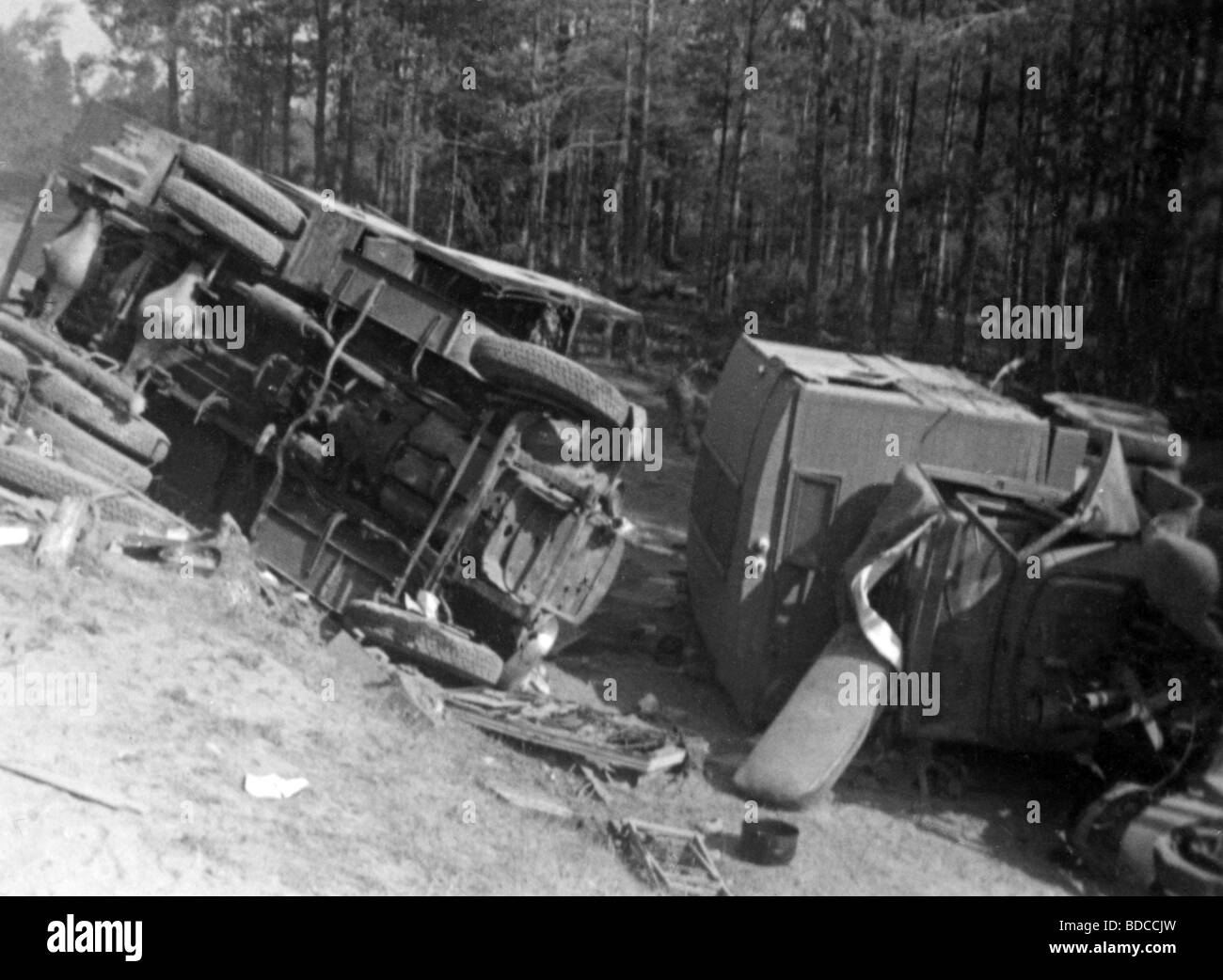 Ereignisse, Zweiter Weltkrieg/zweiter Weltkrieg, Russland 1941, Kolonne der Sowjetunion nach dem deutschen luftangriff zwischen Bialystok und Vaukavysk, Juli 1941, zerstörte Lastwagen, Stockfoto