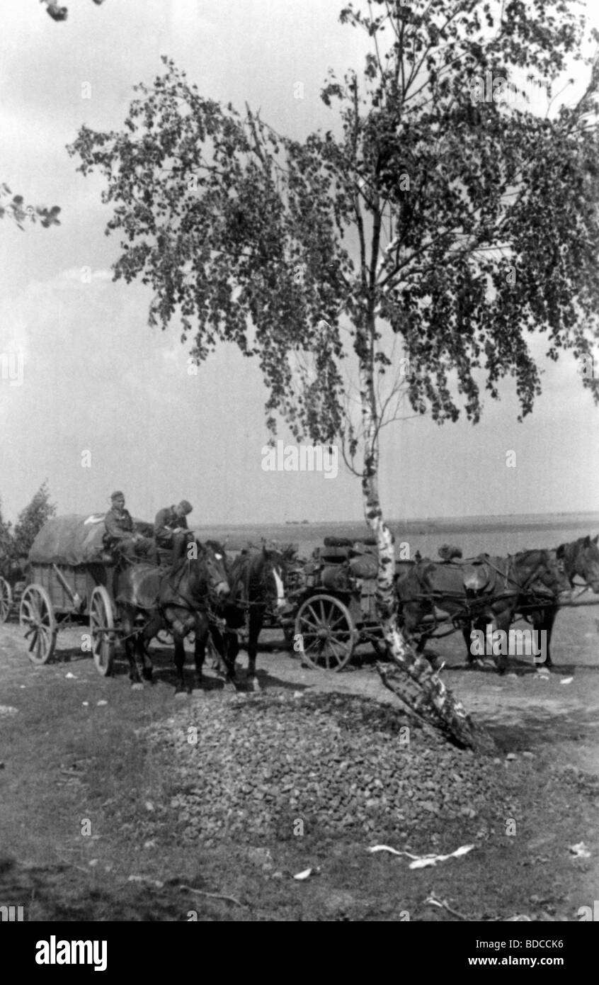 Ereignisse, Zweiter Weltkrieg/zweiter Weltkrieg, Russland 1941, deutsche Versorgungssäule, die auf einer Straße zwischen Bialystok und Vaukavysk, Weißrussland, im Juli 1941 vorrückte, Stockfoto
