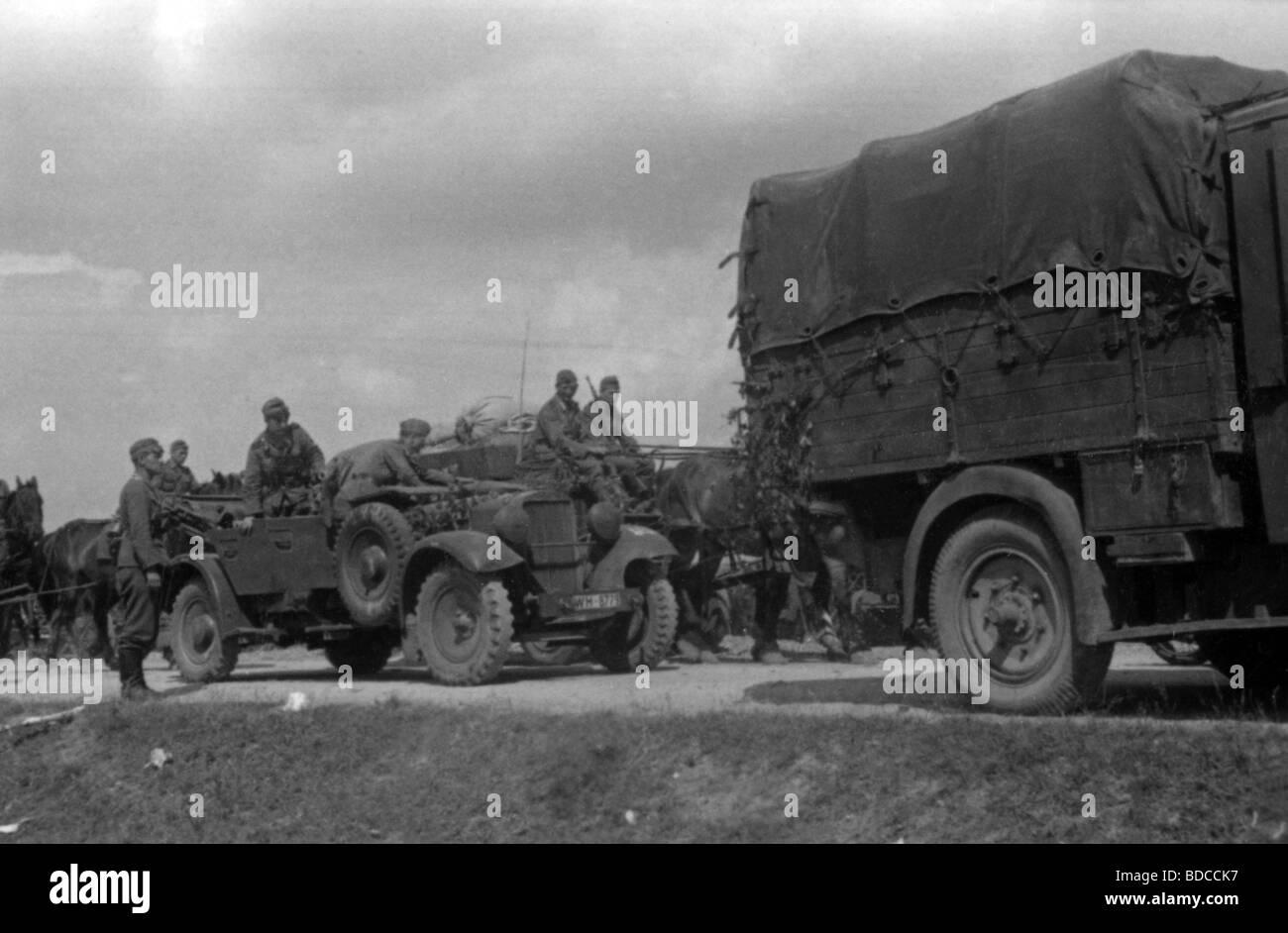 Ereignisse, Zweiter Weltkrieg/zweiter Weltkrieg, Russland 1941, deutsche Kolonne, die auf einer Straße zwischen Bialystok und Vaukavysk, Weißrussland, im Juli 1941 vorrückte, Stockfoto