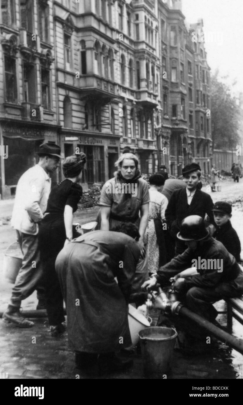 Veranstaltungen, zweiten Weltkrieg / WWII, Luftkrieg, Deutschland, Feuerwehr, Bereitstellung von Zivilisten nach einem raid mit Wasser, ca. 1943 Stockfoto