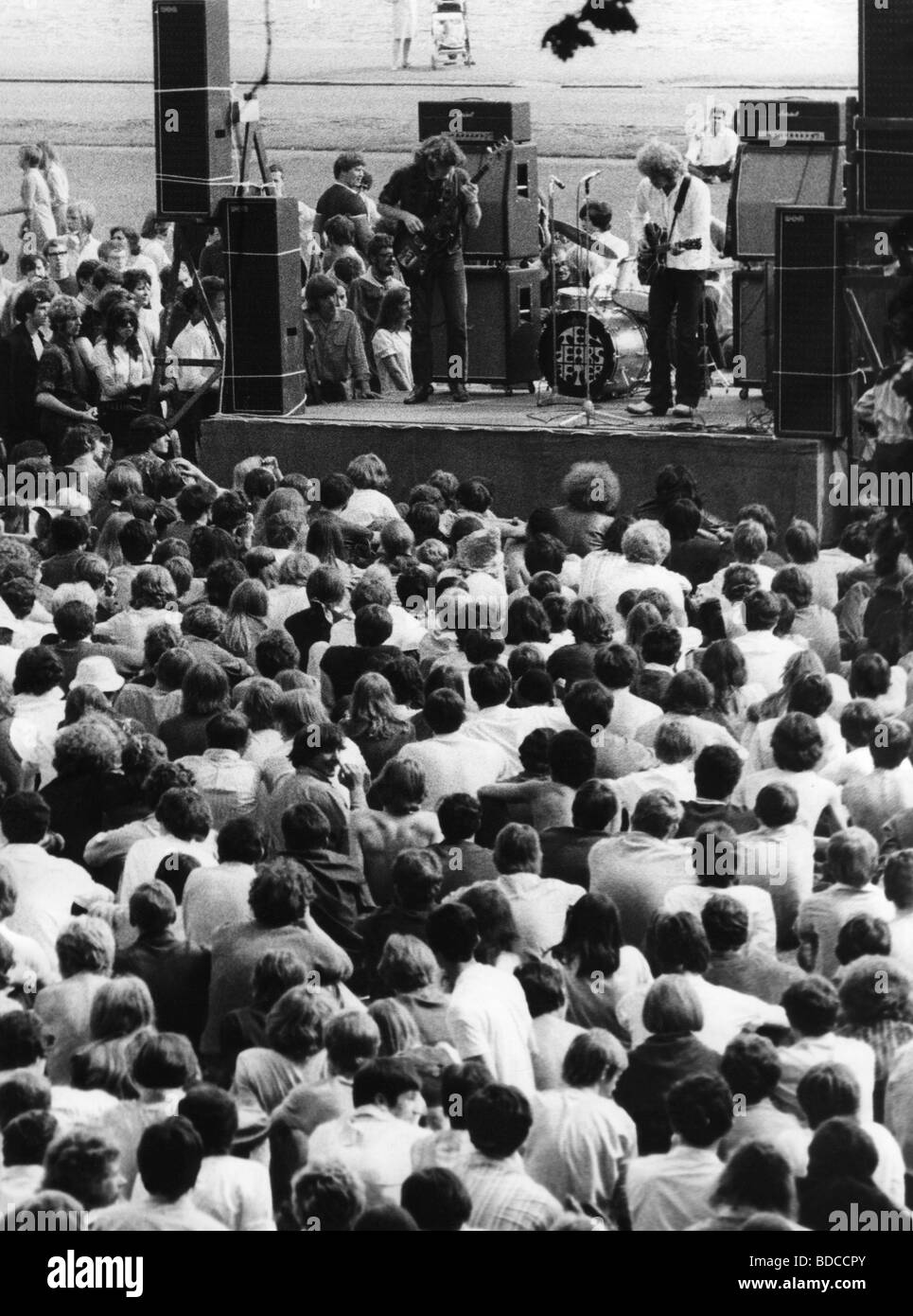 Zehn Jahre Später gründete die britische Band 1967 bei einem Auftritt um 1970, Stockfoto