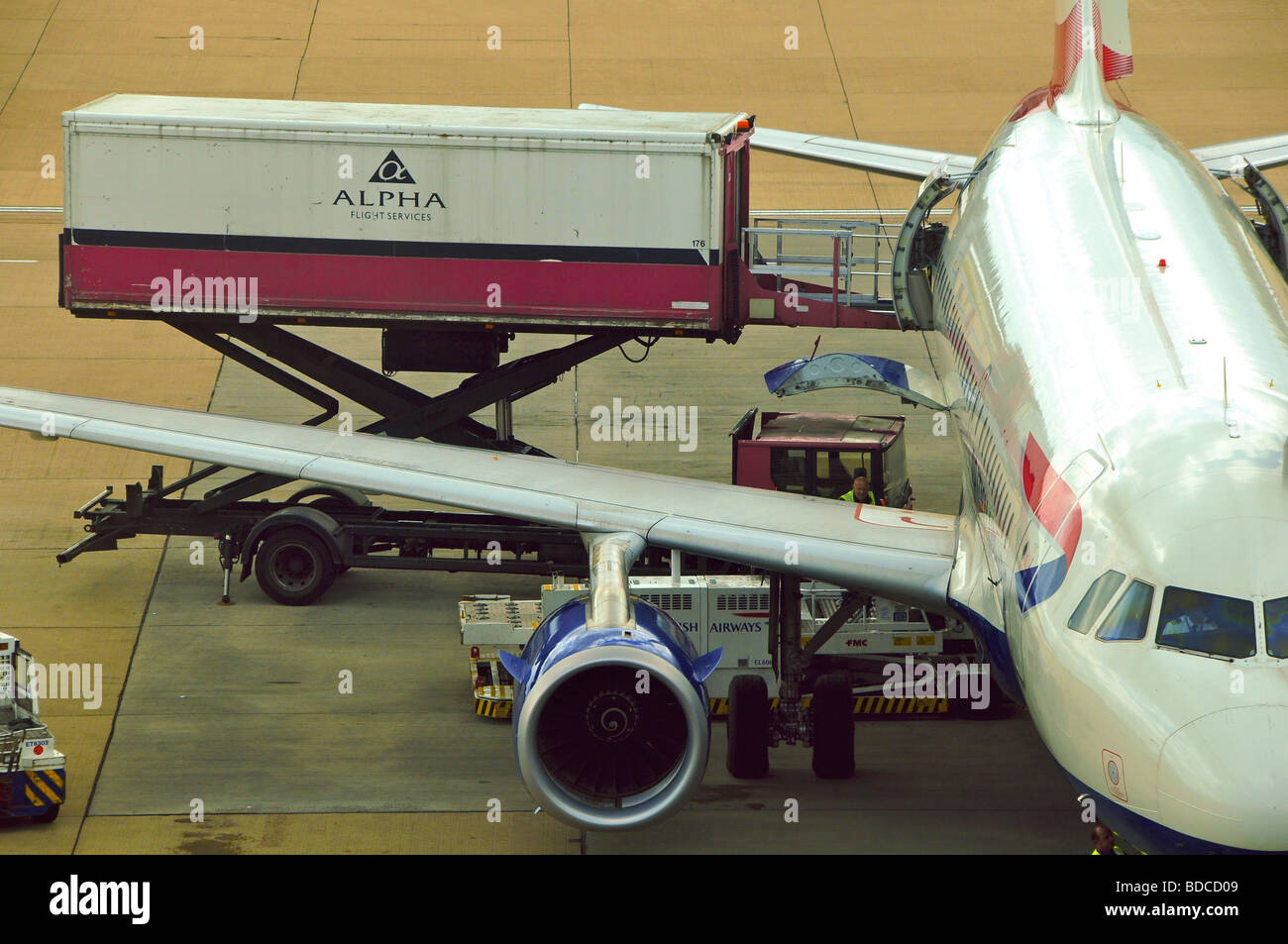 British Airways Flugzeug verladen von Alpha Flight Services am Flughafen Gatwick, London, England Stockfoto