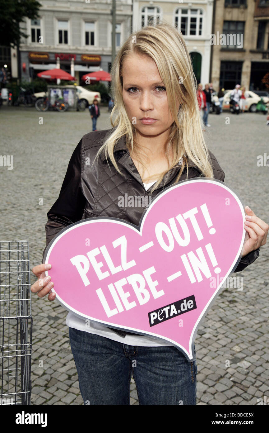 Meierhenrich, Nova, * 25.12.1973, deutsche Moderatorin und Schauspielerin, halbe Länge, mit NIP, während der PETA-Kampagne in der Fußgängerzone, Hamburg, 2008, Stockfoto