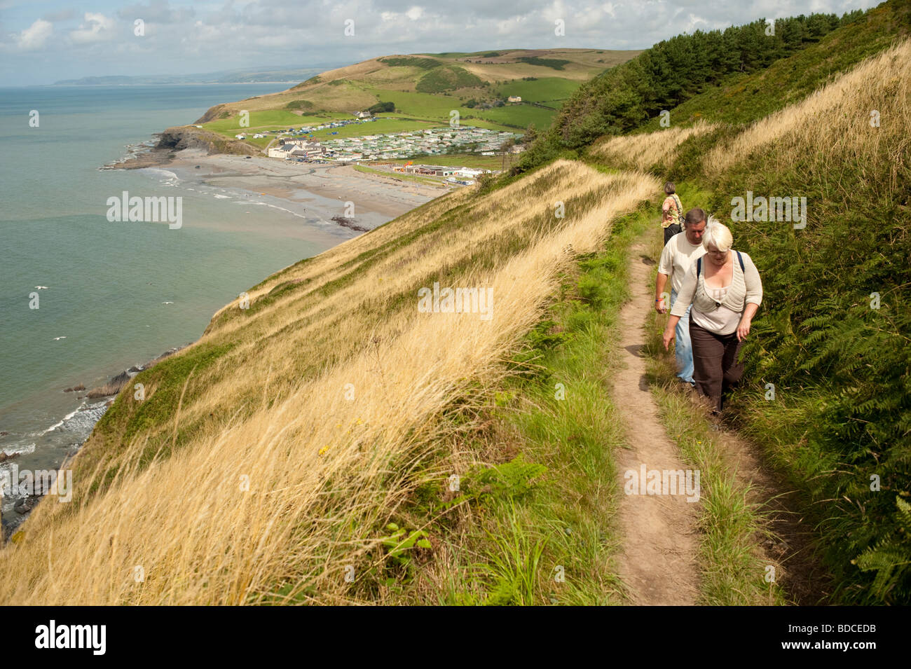 Drei Personen zu Fuß entlang der Cardigan Bay Ceredigion Erbe Küsten wales Weg west UK Stockfoto