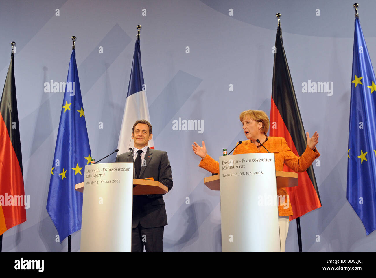 Merkel, Angela, * 17.7.1954, deutscher Poliker (CDU), Kanzlerin, halbe Länge, mit Nikolas Sarkozy, Deutscher - französischer Ministerrat, Straubing, Deutschland, 9.6.2008, Stockfoto