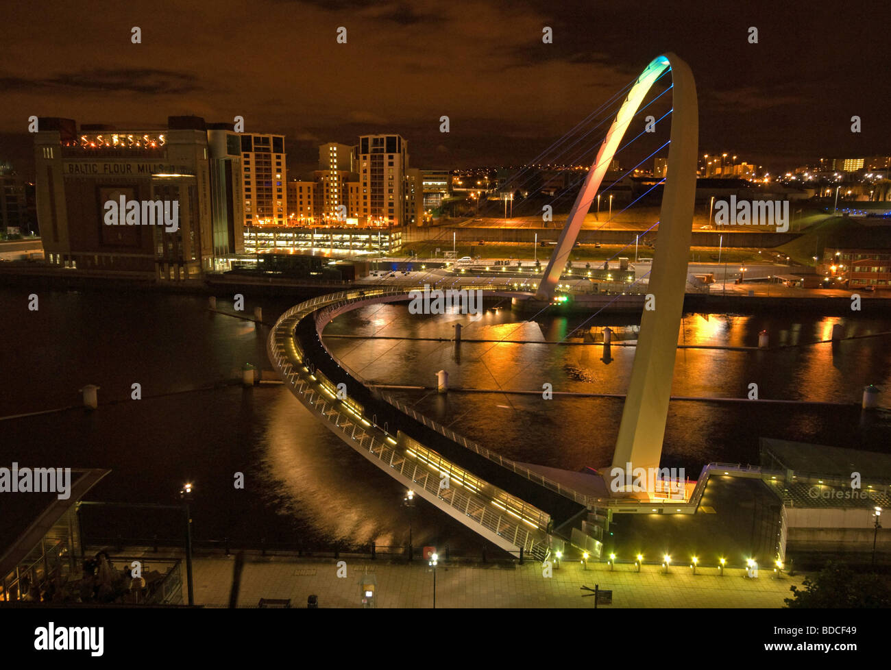 Gateshead Millennium Bridge bei Nacht Stockfoto