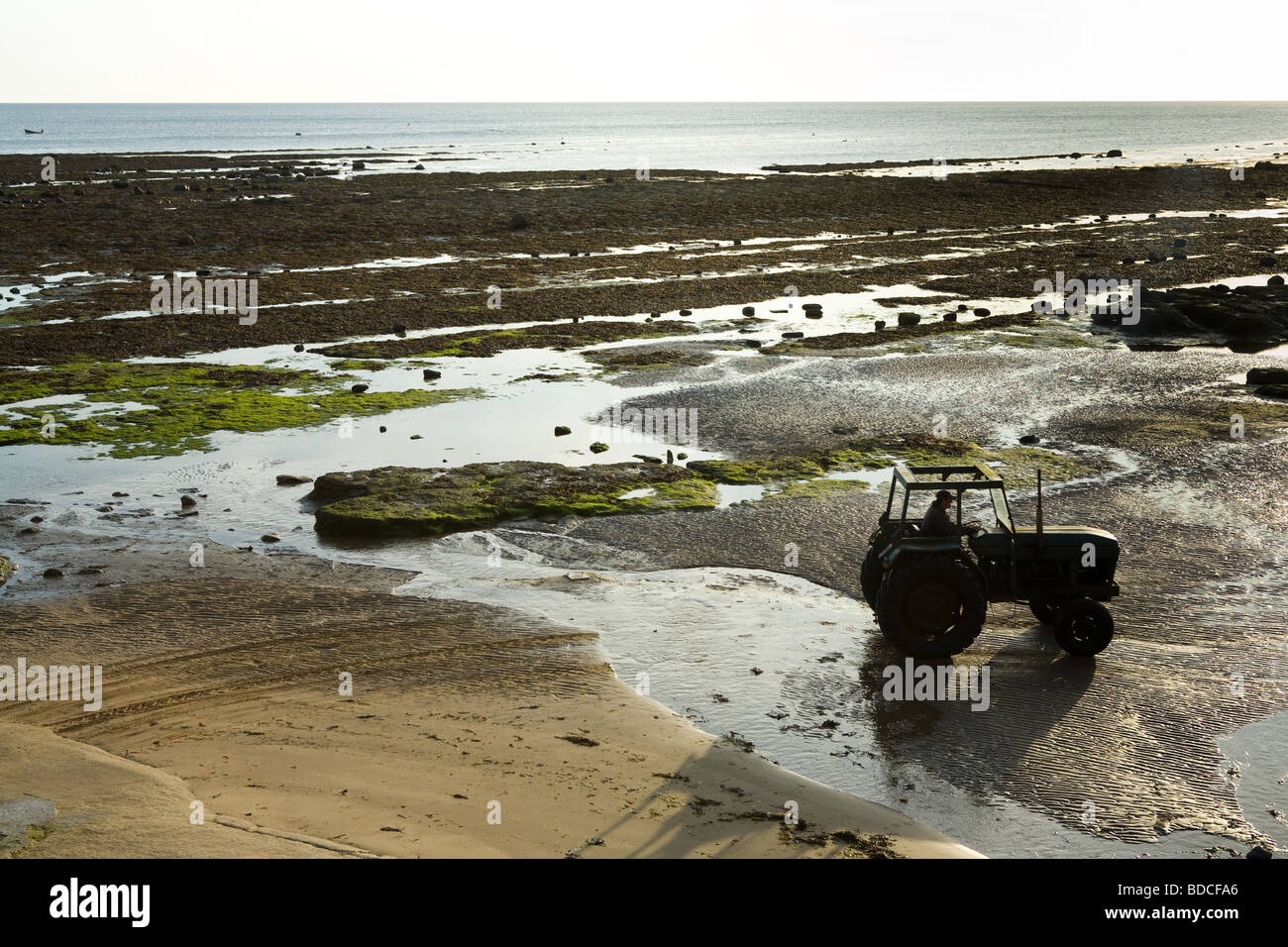 Traktor am Strand von Robin Hoods Bay North Yorkshire England Stockfoto
