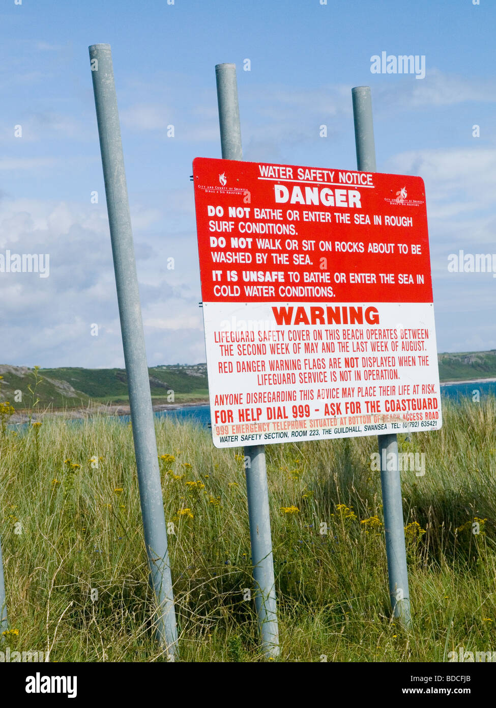 Ein Warnhinweis am Strand in Port Eynon, Gower Halbinsel Swansea Wales UK Stockfoto