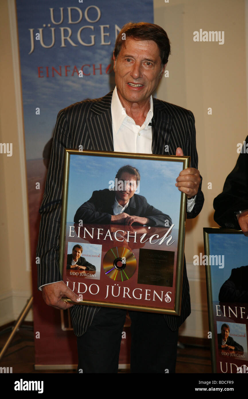 Jürgens, Udo, 30.9.1934 - 21.12.2014, deutscher Musiker (Popsänger), halbe Länge, Musikpreis für das Album "Einach ich", Hamburg, 5.9.2008, Stockfoto