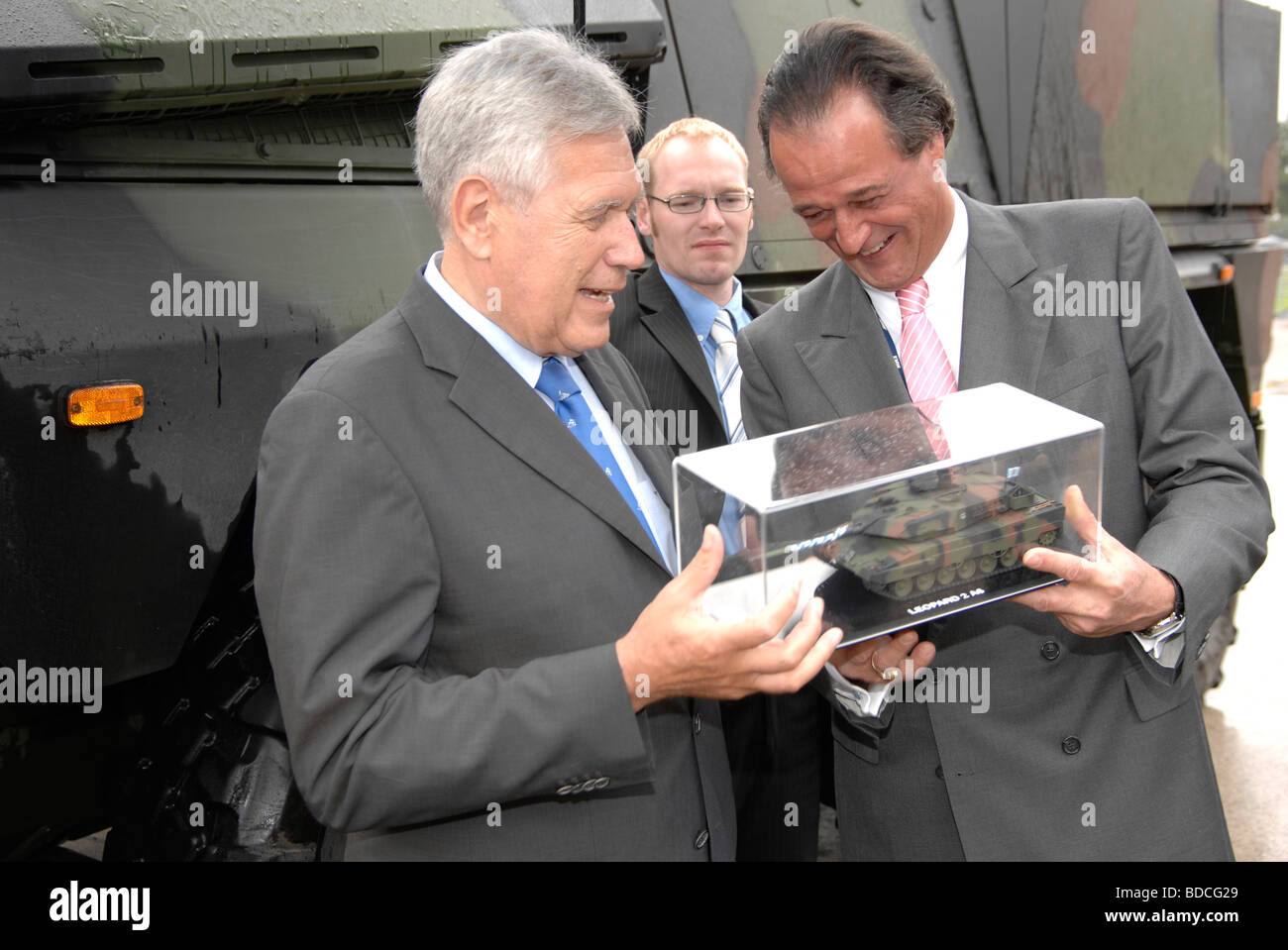 Glos, Michael, * 14.12.1944, deutscher Politiker (CSU), halbe Länge mit dem CEO von Krauss-Maffei Wegmann Frank Haun, 15.9.2008, Stockfoto