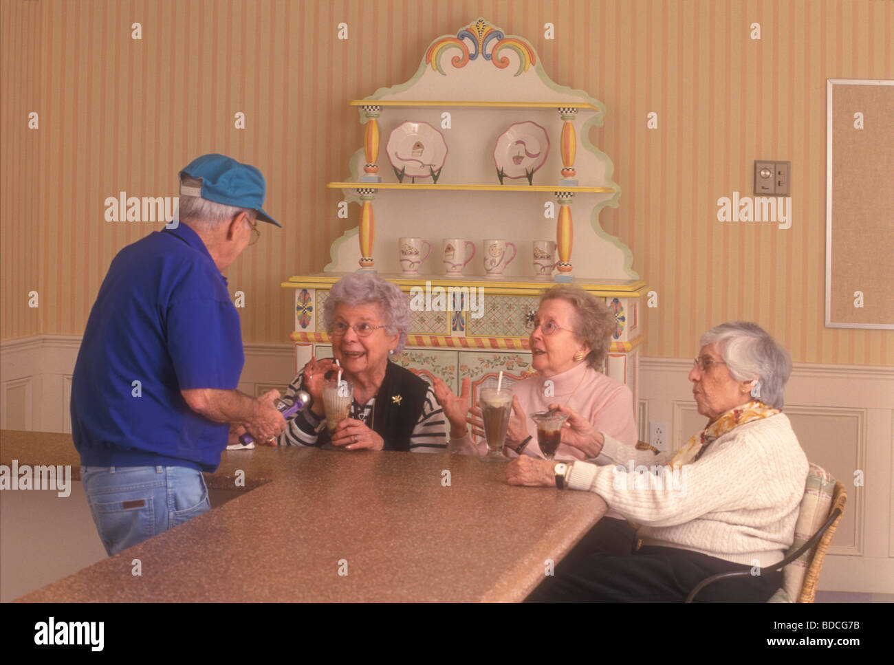 Senioren Essen Eis Bei Betreutes Wohnen Zuhause Stockfoto Bild