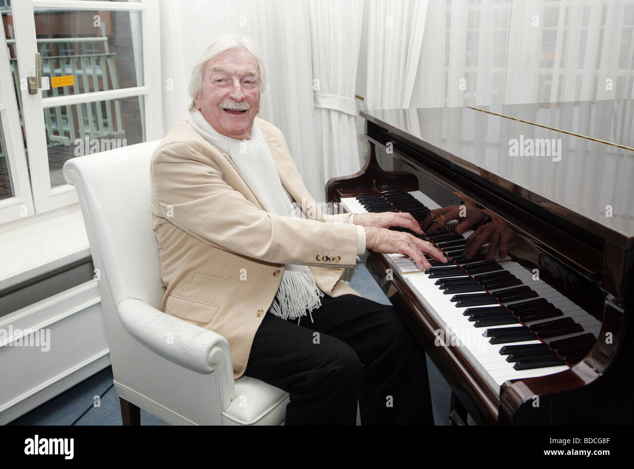 James band Fotos und Bildmaterial in hoher Auflösung Alamy James band Fotos und Bildmaterial in hoher Auflösung Alamy