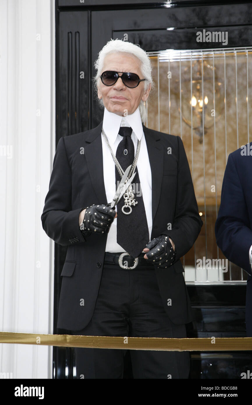 Lagerfeld, Karl, * 10.9.1938, deutscher Modedesigner, halbe Länge, Fotoruf zur Innenraumschau 'Premium Stadtquartier', 'Sophienterrassen', Hamburg, 2009, Stockfoto