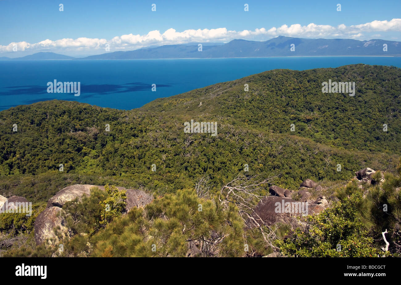 Südwärts Blick vom Boulder Aussichtsturm auf dem Gipfel des Fitzroy Island National Park, Queensland, Australien Stockfoto