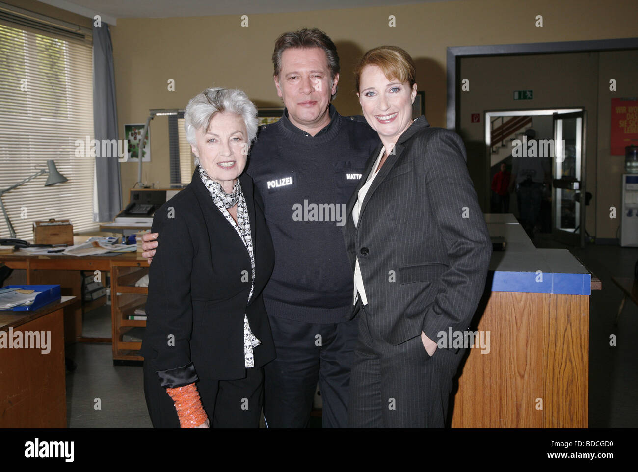 Fedder, Jan, * 14.1.1955, deutscher Schauspieler, halbe Länge, mit Nicole Heesters, Saskia Fischer, Fotoruf zur deutschen tv-Serie "Großstadtrevier", Hamburg, 22.4.2009, Stockfoto