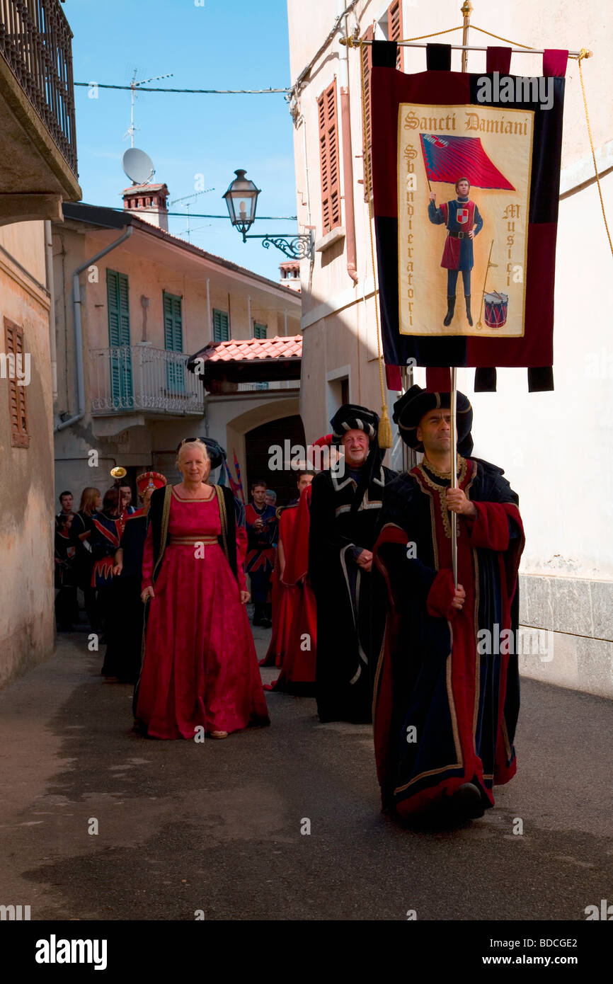 Die Eröffnungsparade Würdenträger auf dem Weg zum Dorf center während der Palio von Ameno, Italien, ein Sommerfest Stockfoto
