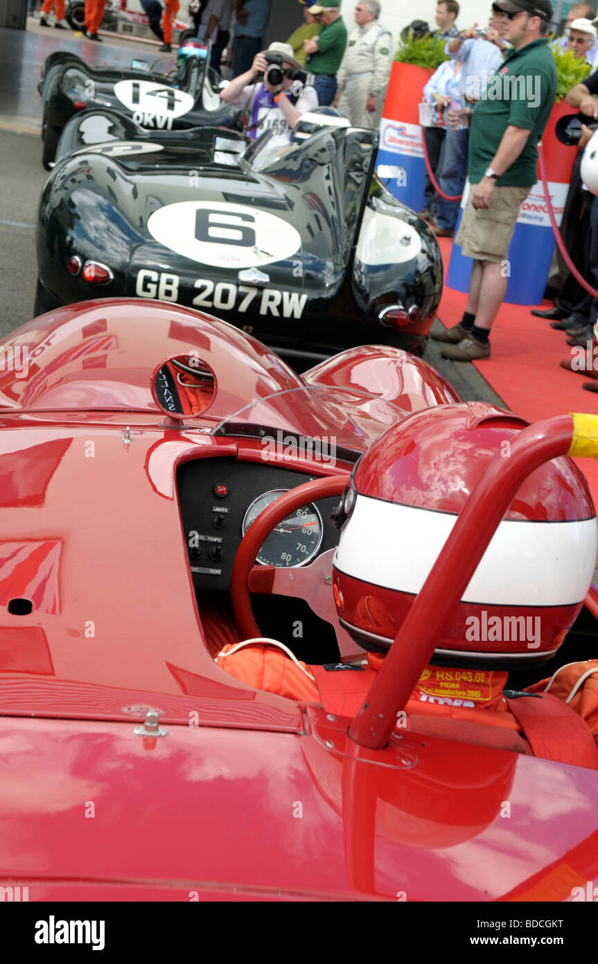 Sportwagen im Fahrerlager bei der Silverstone Classic 2009 Stockfoto