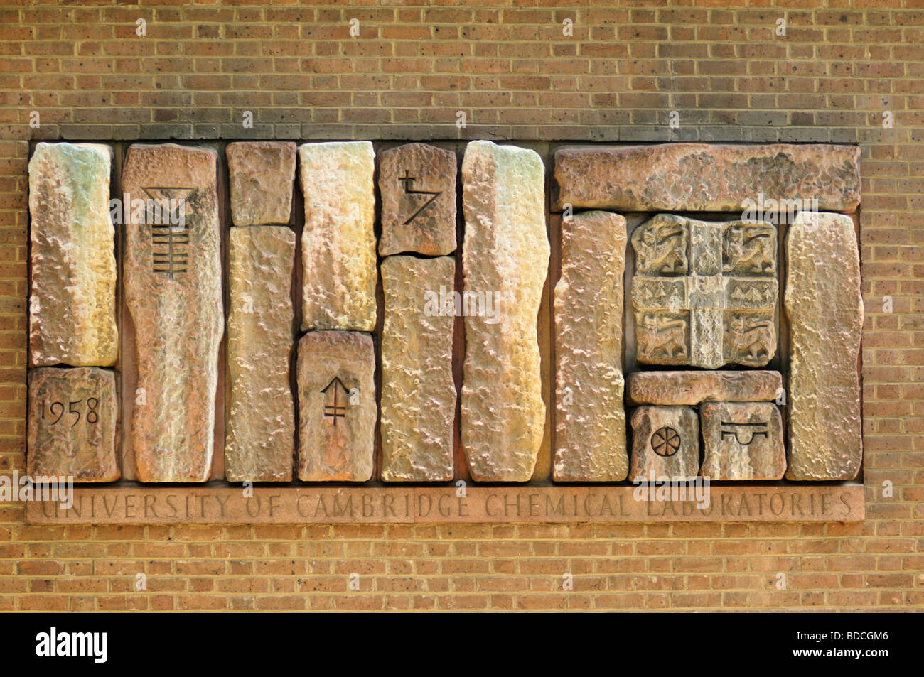 Steinen mit wissenschaftliche Symbole an der Wand der University of Cambridge chemischen Labors, Lensfield Road Cambridge England UK Stockfoto