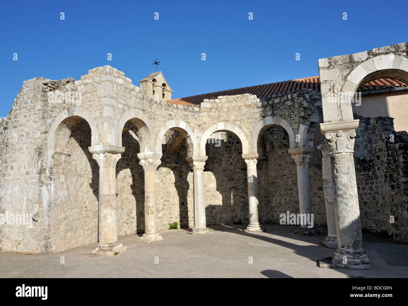 Zerstörten Basilika des Hl. Johannes (Ivan) der Evangelist im historischen Zentrum der Stadt Rab, Kroatien Stockfoto