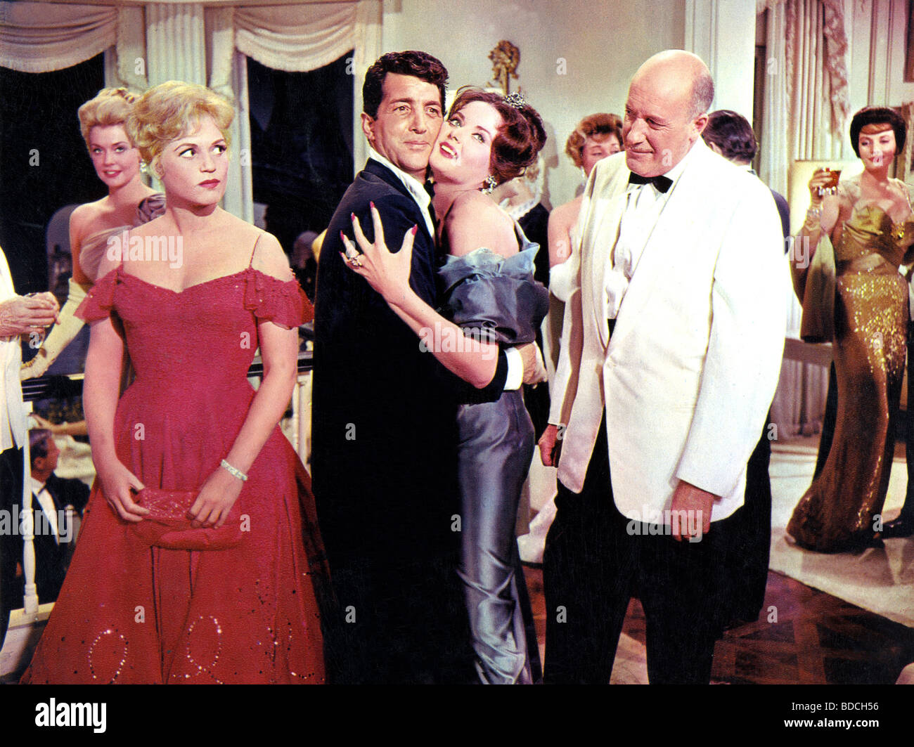 BELLS ARE RINGING - 1960 MGM film mit Judy Holliday in rot und Dean Martin Stockfoto